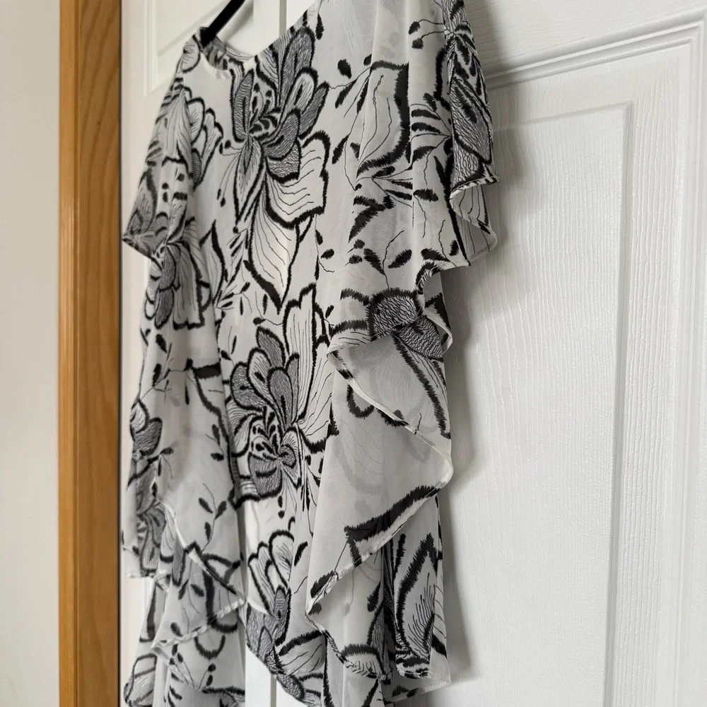 Molly Bracken Black and White Floral Ruffle Blouse Size Large - Picture 2 of 5